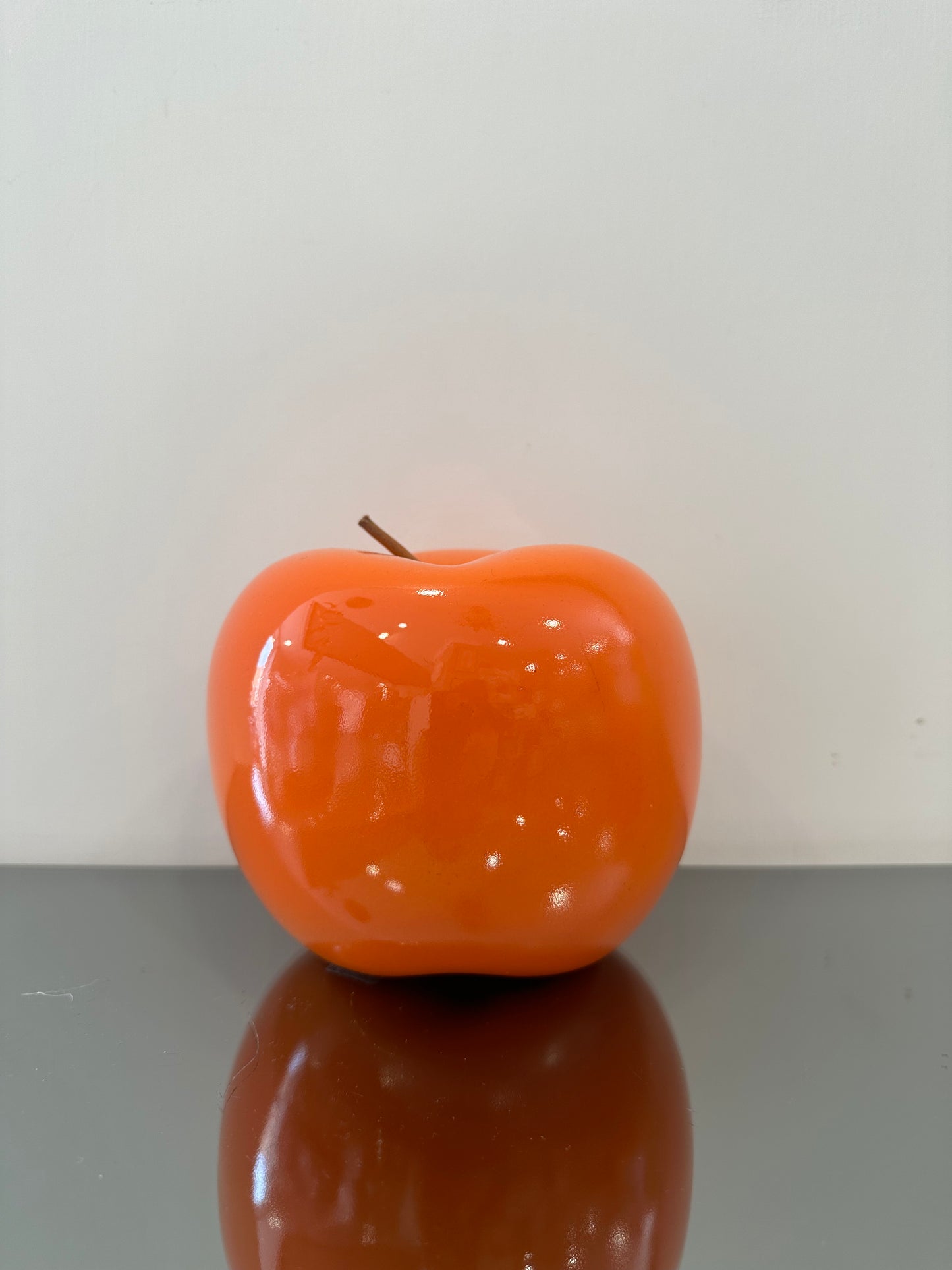 Mele con scritta 'Hermes Paris'