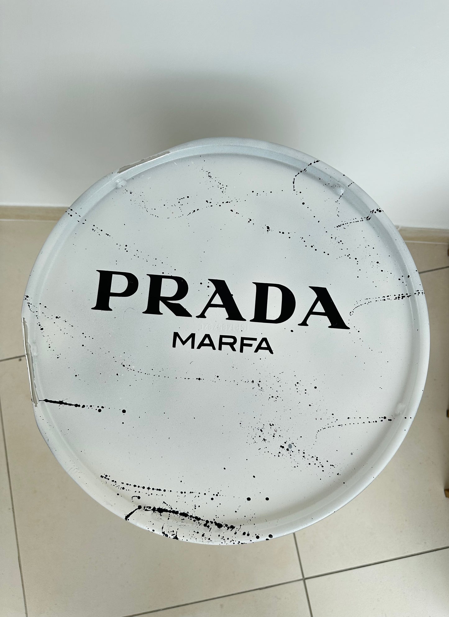 Bidone in metallo scritta 'Prada Marfa'