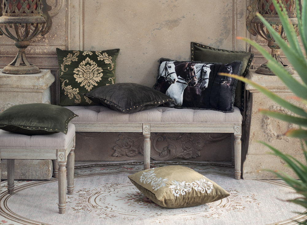 Cuscino velluto marrone con borchie 45x45 - Blanc Maricló