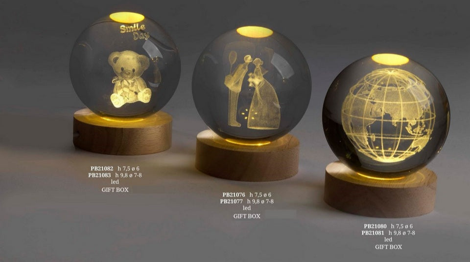 Globo cristallo su base legno in 3 ass. D7,8x9,8H