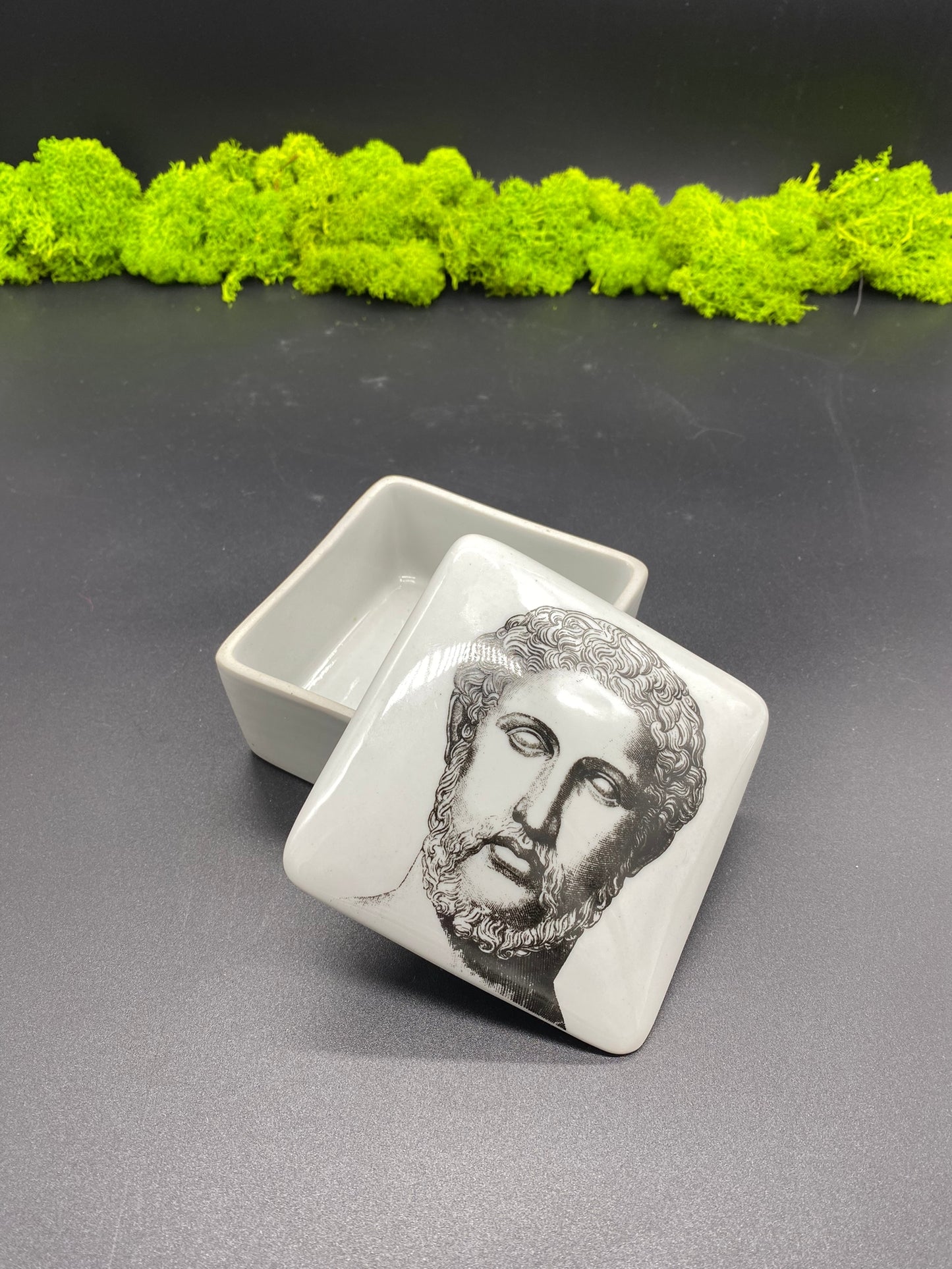 Scatola con disegno testa H7D10