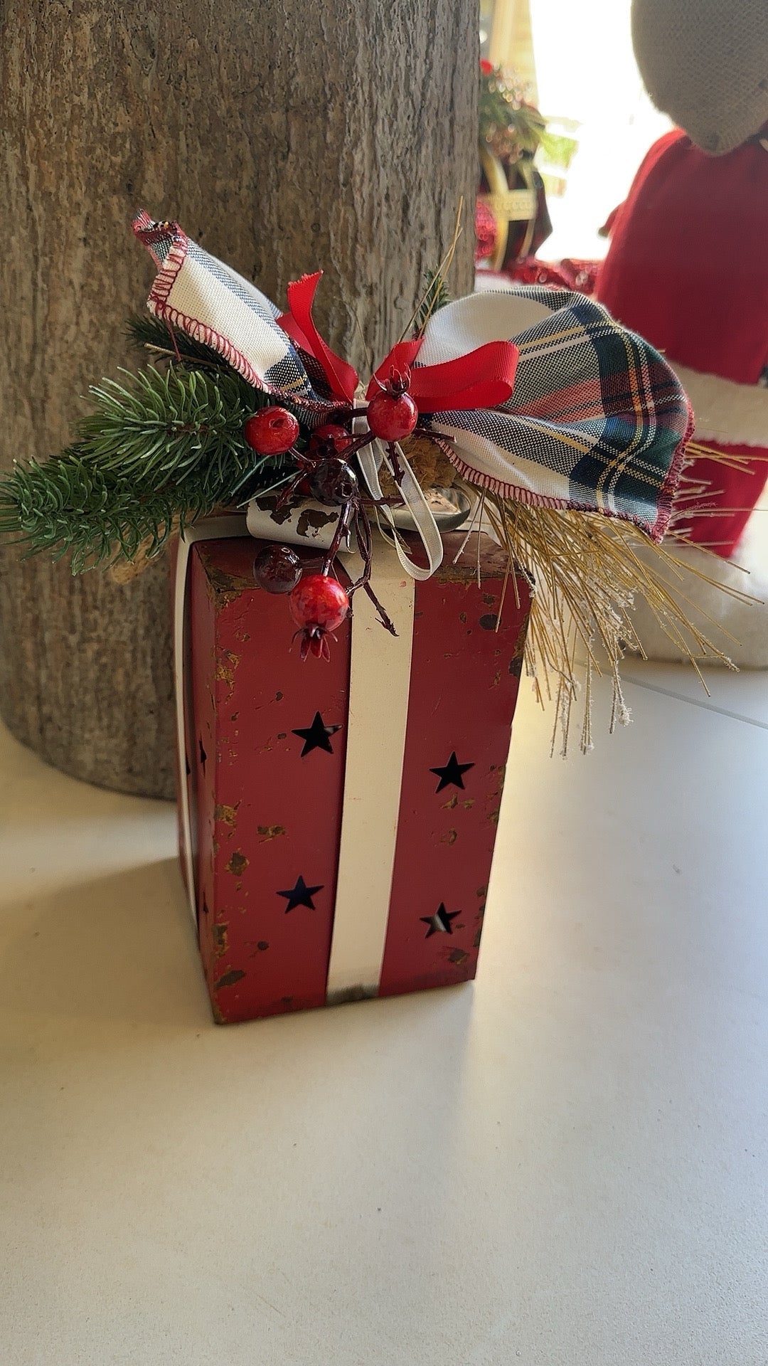 Pacco in latta natalizio rosso