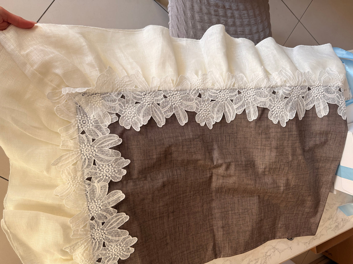 Tovaglia antimacchia 'Fleuri con volant linone' 140x185 - Chez moi