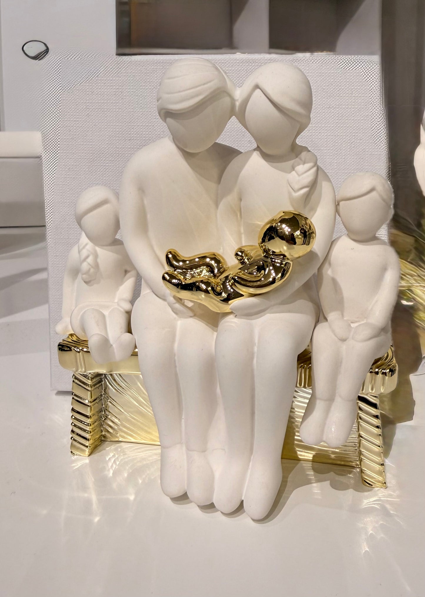 Coppia con 3 bimbi e panchina bianco e oro 'Linea Bicolette'