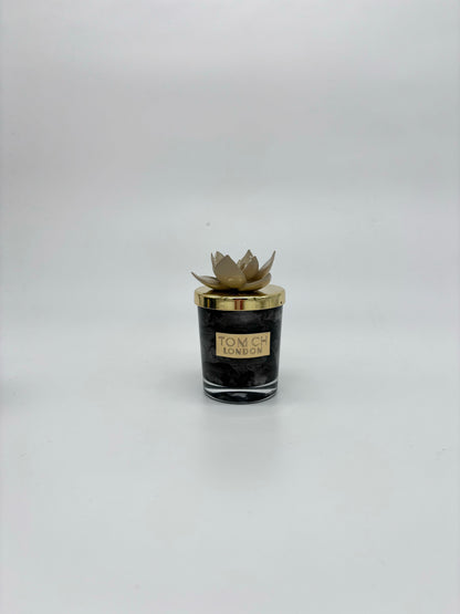 Candela con tappo a fiore linea 'Denise Curcuma' - TOM CH LONDON