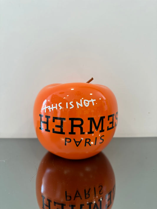 Mele con scritta 'Hermes Paris'