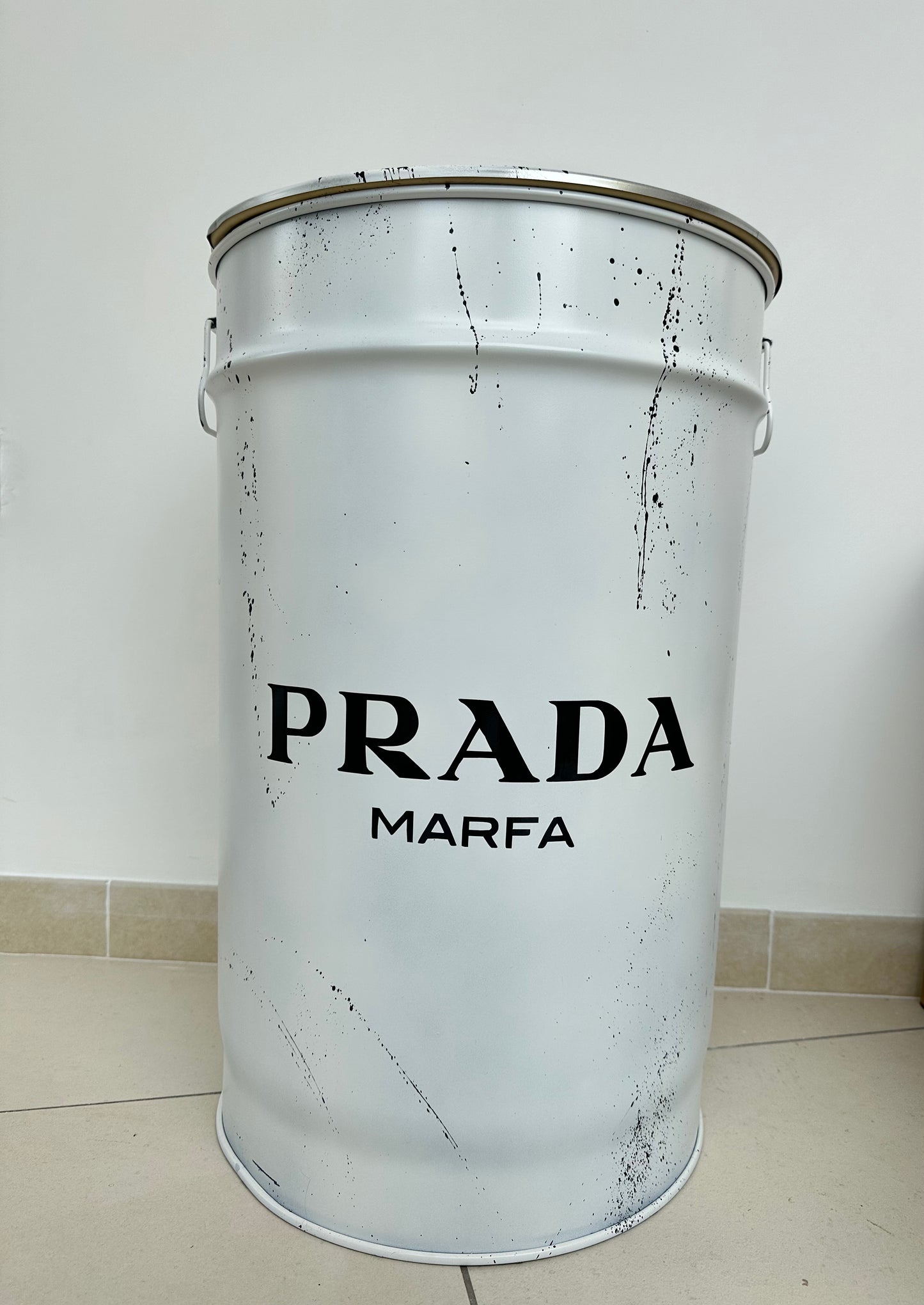 Bidone in metallo scritta 'Prada Marfa'