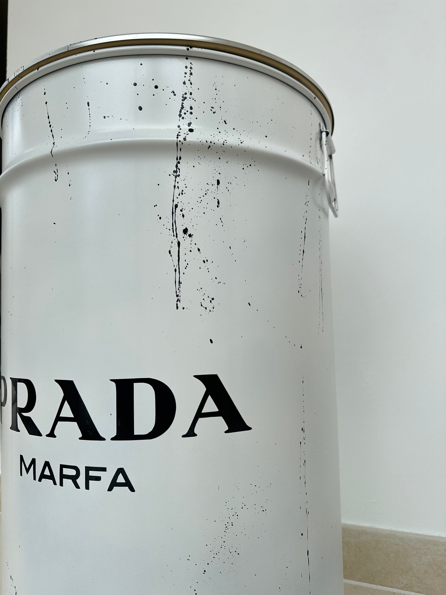 Bidone in metallo scritta 'Prada Marfa'