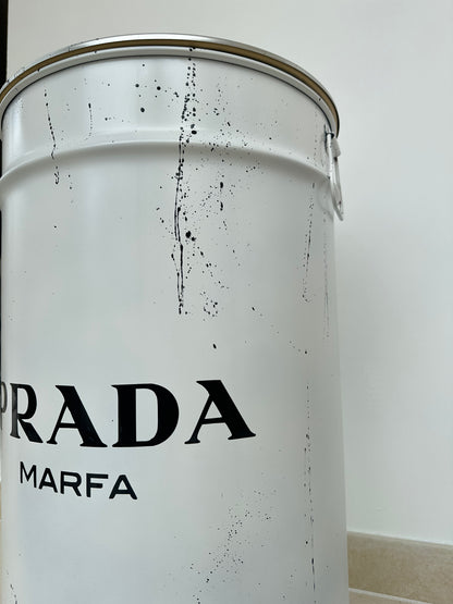 Bidone in metallo scritta 'Prada Marfa'