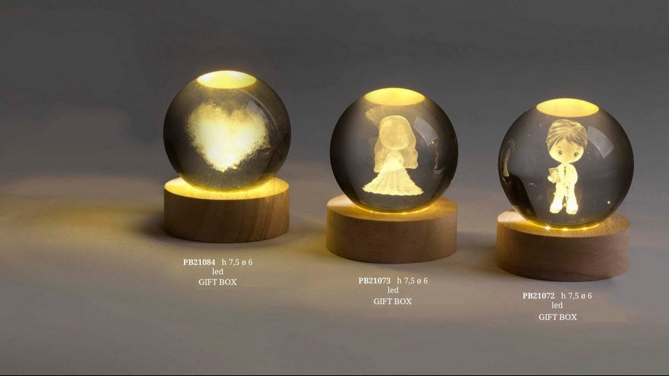 Globo cristallo su base legno in 3 ass. D6x7,5H